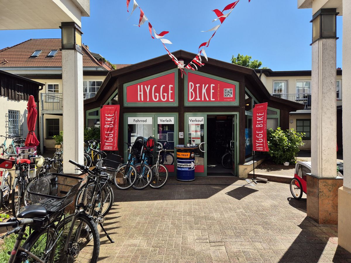 Hygge Bike Fahrradladen in Warnemünde mit Leihrädern vor dem Eingang