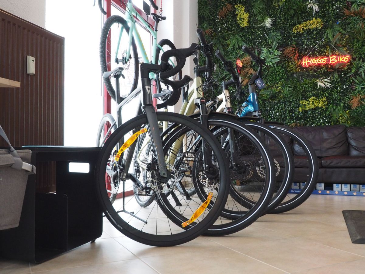 Showroom von Hygge Bike in Warnemünde mit Gravel- und E‑Bikes