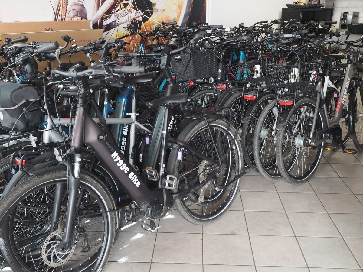 E‑Bikes der Hygge-Bike-Leihflotte, bereit zur Abholung