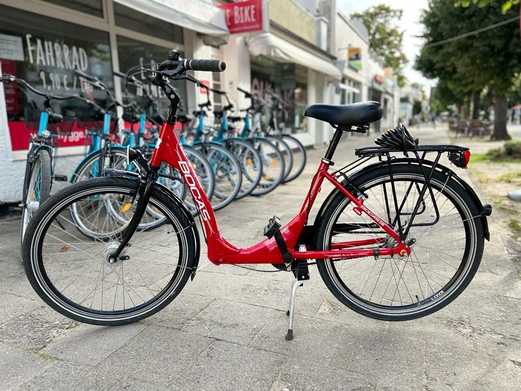 Leihräder vor dem Laden von Hygge Bike in Warnemünde
