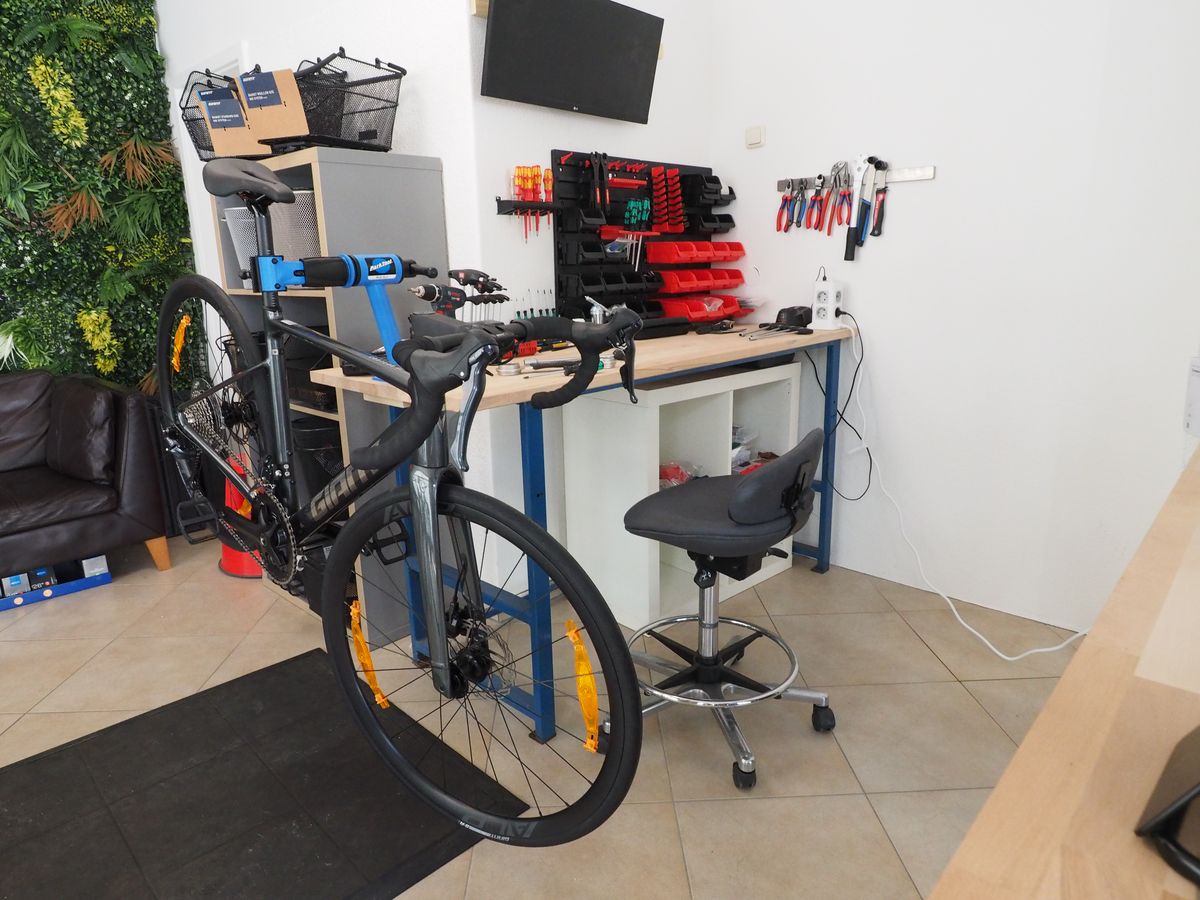 Rad im Montageständer in der Fahrradwerkstatt von Hygge Bike in Warnemünde