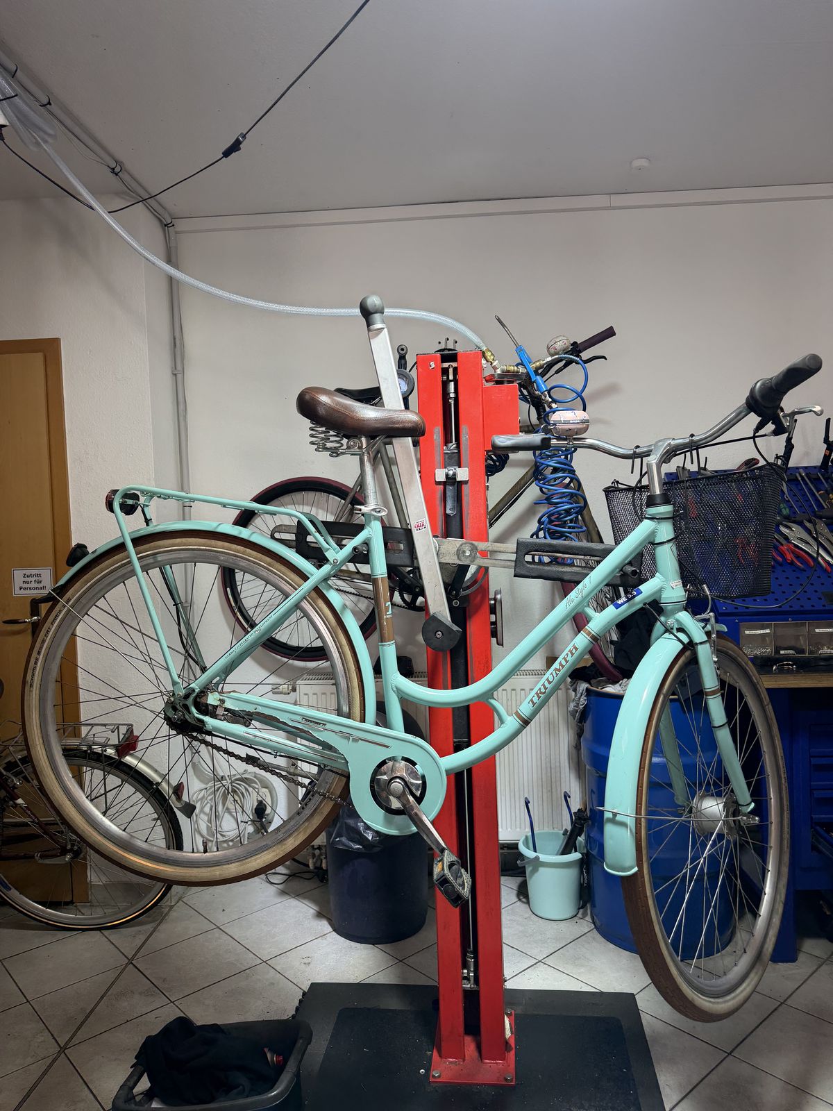 Fahrrad im Reparaturständer der Werkstatt von Hygge Bike